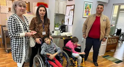 Общинските съветници от СДС-Гражданите - Русе раздадоха мартеници на деца и младежи с увреждания от два центъра