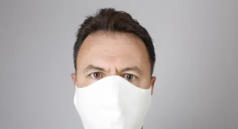 Българска фирма започна производство на водонепромокаеми маски за лице