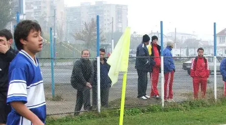 Драгош по време на първите си стъпки във футбола.