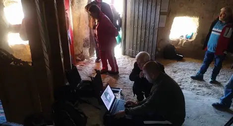 Екипът изследователи във вътрешността на скалната обител. Снимка: Фейсбук профил на Крепчански средновековен скален манастир