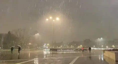 Сняг заваля на места в страната