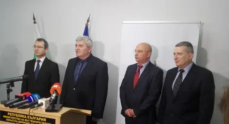 Зам.главният секретар на МВР Георги Арабаджиев, директорът на ОД на МВР ст.комисар Теодор Атанасов, зам.-директорът на ГДБОП Стоян Темелакиев и зам.-директорът на ОД на МВР комисар Илиян Енчев /отляво надясно/ отчетоха работата на областната полицейска дирекция.  Снимка: Авторът