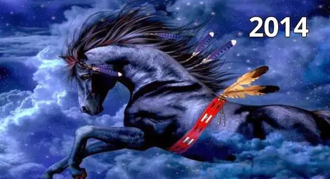 Синият дървен кон носи вятъра на промяната