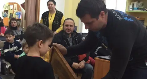 Деца опознаха пчелите в библиотеката