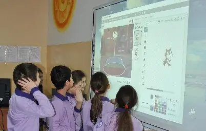 Дигиталните дъски вече приковават интереса на децата в училището.