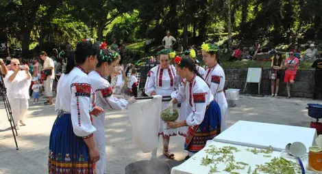 Кметицата на Николово лично прави  медовина на феста &bdquo;Сцена под липите&ldquo;