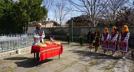 Две могили почете паметта на легендарния войвода Филип Тотю