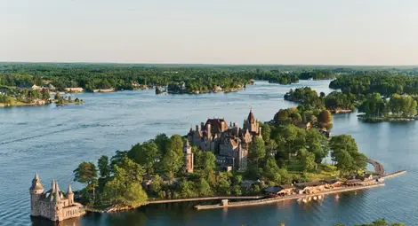 Звездата от Бродуей Мей Ъруин връзва на гордиев възел три легенди