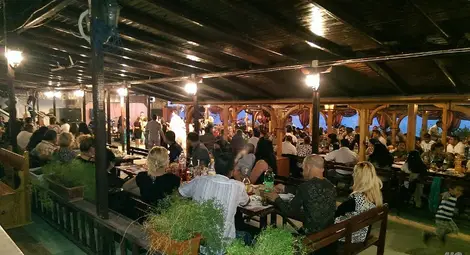 Заведенията спешно влизат в браншови съюз заради авторските права за музиката