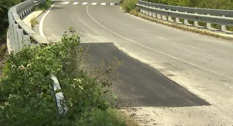 Спешно кърпиха дупки посред нощ по пътя край Своге