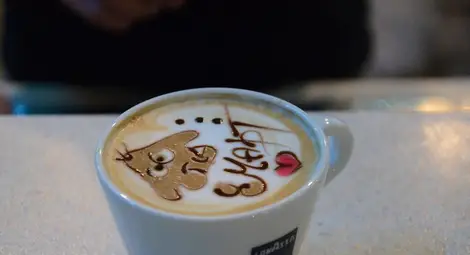 Млад барман подари десетки  цветя върху кафе на дамите