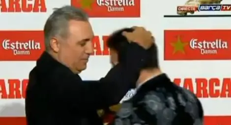 Стоичков прегърна Меси и му даде &bdquo;Златната обувка&ldquo;