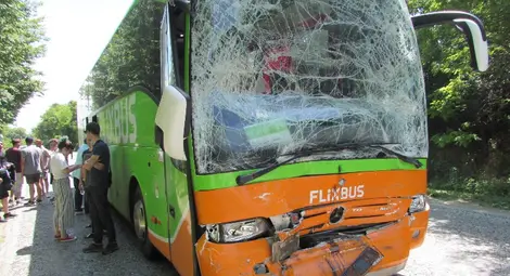 Два румънски автобуса и мазда от Букурещ се удариха край Пиргово
