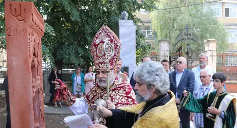 Осветиха каменен кръст &ndash; хачкар в двора на арменската църква в Русе