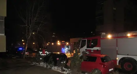 Задръстен комин в 8-етажен блок в "Чародейка" вдигна на крак три пожарни 