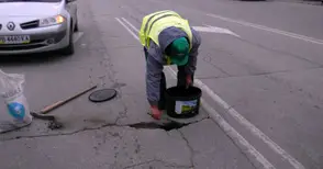 Студен асфалт запълва дупките по пътя Русе-Бяла