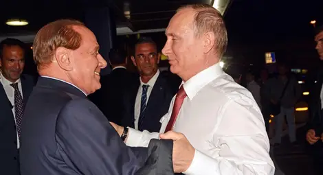 Берлускони подари на Путин спално бельо с тяхна снимка Берлускони подари на Путин спално бельо с тяхна снимка