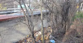 Две гаражни стени разбити заради един акумулатор