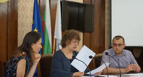 Росица Георгиева обявява решението на комисията