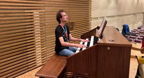 Русенски пианист свири в Младежкия оркестър на ЕС под диригенстката палка на сър Антонио Папано