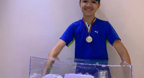 Константин Йорданов със своето изобретение. Снимка: Авторът