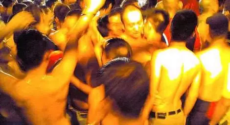 Нежен китаец устискал пет дни с огромен вибратор на интимно място