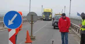 Експресно пуснаха тирове по едното платно на моста