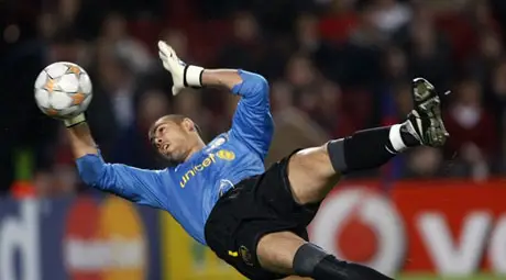 Виктор Валдес ще продължи кариерата си в Ливърпул