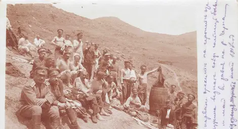 Войници перат дрехите си след боя за Завоя на р. Черна през май 1917 г. Войници перат дрехите си след боя за Завоя на р. Черна през май 1917 г.