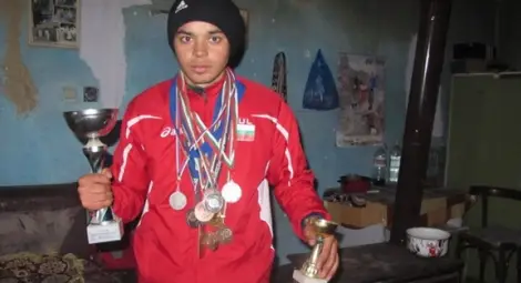 Български национал на 23 живее без ток и с по една баничка на ден