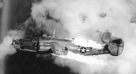 Горящ B-24 „Либерейтор“. Горящ B-24 „Либерейтор“.