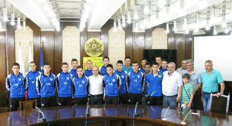 Кметът награди младите играчи от елитния футболен „Дунав“ Кметът награди младите играчи от елитния футболен „Дунав“