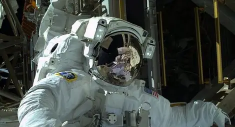 Астронавти продължават ремонта на МКС