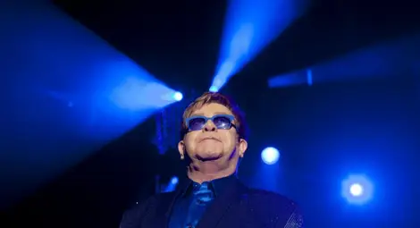 Елтън Джон удължава прощалното си турне в САЩ и Европа Елтън Джон удължава прощалното си турне в САЩ и Европа