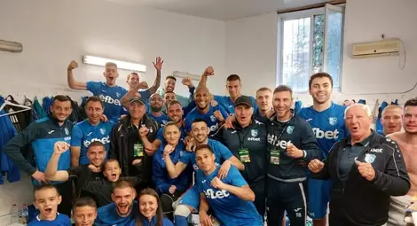 Момчетата от плевенския отбор ликуват в съблекалнята след победата срещу &bdquo;Литекс&ldquo;. Снимка: ФБ