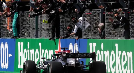 Хамилтън триумфира в Гран при на Португалия