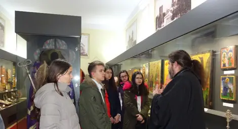 Осмокласници разгледаха музейната  сбирка на Русенската митрополия