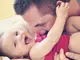Учени: Гъделичкайте бебето си, за да проговори по-бързо