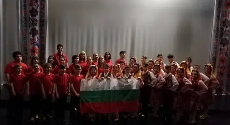 Тамбурашкият оркестър и танцьорите от &bdquo;Здравец&ldquo; представиха България в Букурещ