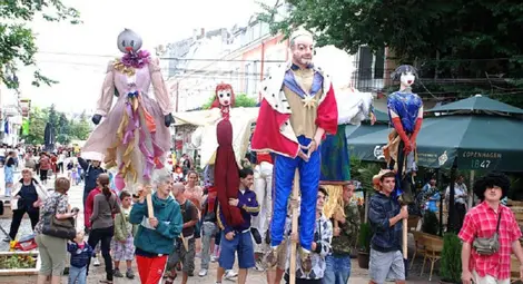 Четири лъча се събират на площада в началото на Русенския карнавал Четири лъча се събират на площада в началото на Русенския карнавал