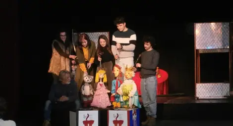 Режисьорът Ивайло Марков /долу вляво/ и актьорите с куклите.  Снимка: Куклен театър