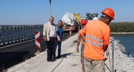 Близо четвърт милион леки коли и камиони са преминали през  Дунав мост при Русе &ndash; Гюргево само за месец и то само в едната посока