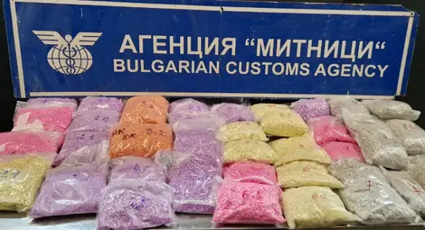 Задържани опаковки за цигари, екстази в миниподводница и парфюми донесоха награди на шестима русенски митничари Задържани опаковки за цигари, екстази в миниподводница и парфюми донесоха награди на шестима русенски митничари