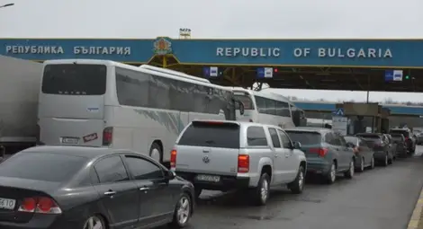 Над 16 800 автомобила и 42 000 души преминали Дунав мост по празниците