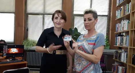 Певицата Джина Стоева дари  58 книги на библиотеката