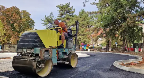 Пенчо Милков огледа ремонта на специализирана зона за детски игри