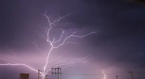 Мълния удари 15 футболисти по време на тренировка