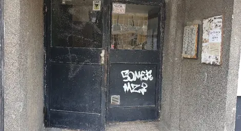 Шумни наематели на &bdquo;Жилфонд&ldquo; запечатаха вход с монтажна пяна за отмъщение?