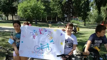 Малки боровчани направиха велопоход срещу трафика на хора