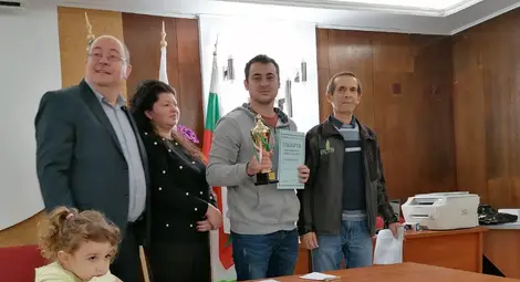 Пламен Митев /първият отдясно наляво/ при награждаване на победителя в мемориалния турнир &bdquo;Димитър Синабов&ldquo;.